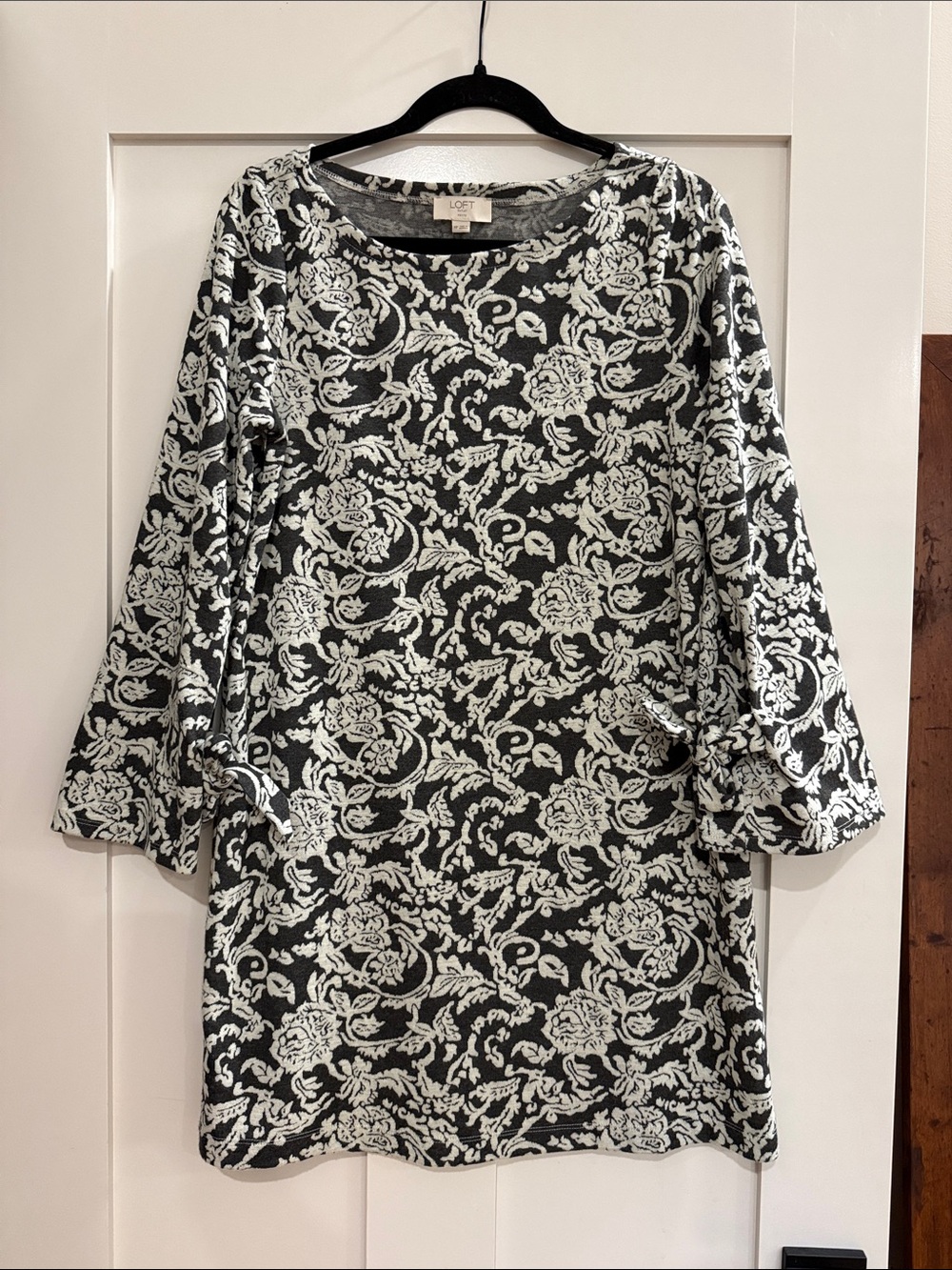 LOFT Black and White Long-Sleeve Floral Shift Dress.  Bell Sleeve.  Thick fabric
